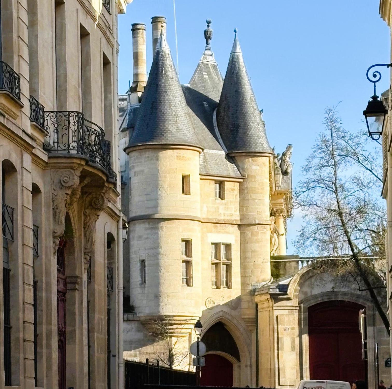 La Galerie Des Archives-Unique And Elegant Gem-Marais Apartment Paris Bagian luar foto